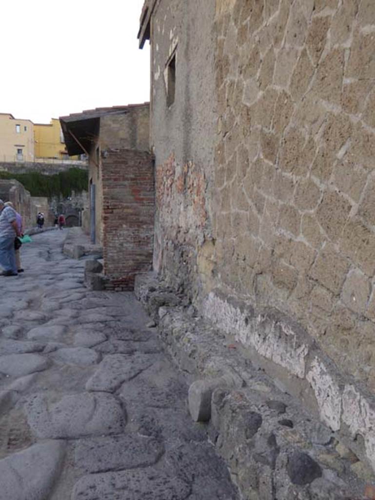 Decumanus Inferiore, Herculaneum. September 2015. Looking west along façade of V.1, towards remains of water tower, on corner with Cardo IV. Photo courtesy of Michael Binns.